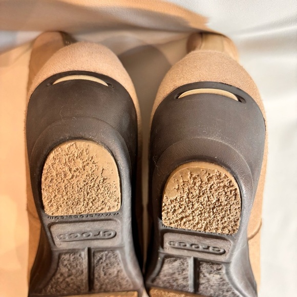 CROCS Sz 9 Tan Suede Ankle Chelsea Ankle Pull On Boots Low Wedge Soles - Picture 13 of 13